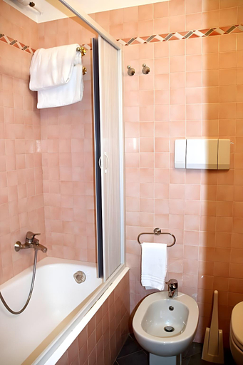 Bathroom 4, Sant'Ambroeus, Milano