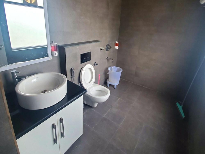 Bathroom 3, Tehri Retreat, Sursingdhar-Kanatal & Tehri, by Himalayan Eco Lodges, Tehri Garhwal