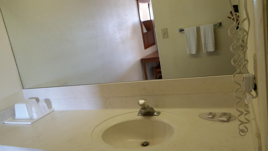 Bathroom 3, ECONOMY INN DILLON, Dillon