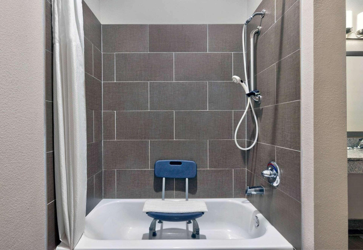 Bathroom 4, Studio 6 Pleasanton, TX, Atascosa