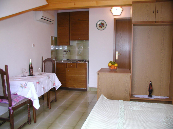 Others 3, 2 Bedroom Awesome Apartment In Lukoran, Preko