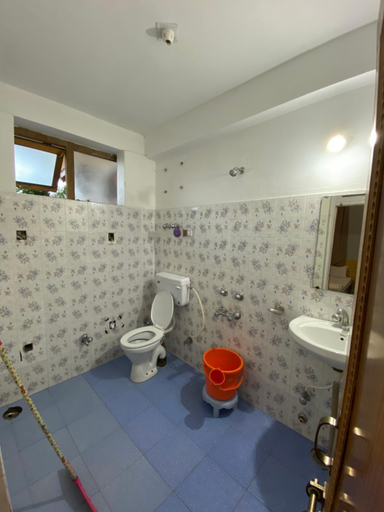 Bathroom 3, Zaltak Guest House, Leh