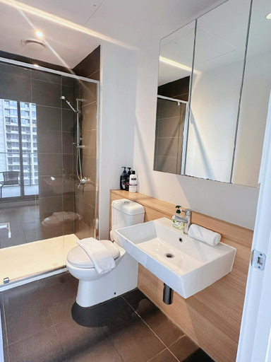 Bathroom 4, A Chic 2BR Apt Across from Southern Cross Station, Melbourne