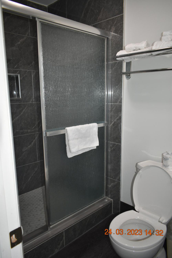 Bathroom 3, Time Travellers Motel, Renfrew