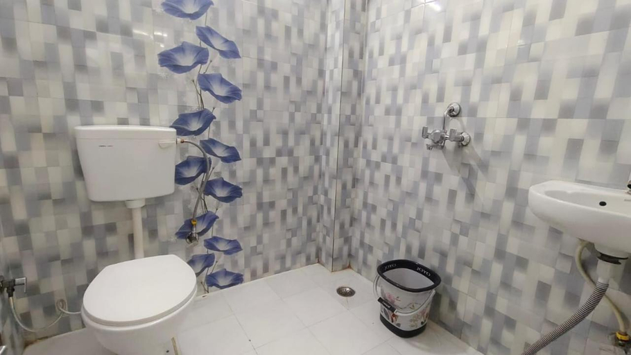 Bathroom 4, Stay Purvi Ganga, Varanasi