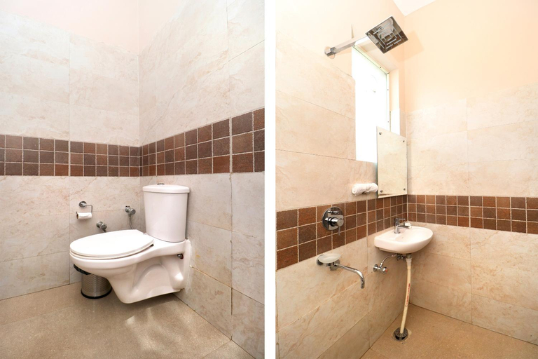 Bathroom 4, Hotel Platina Derabassi, Sahibzada Ajit Singh Nagar