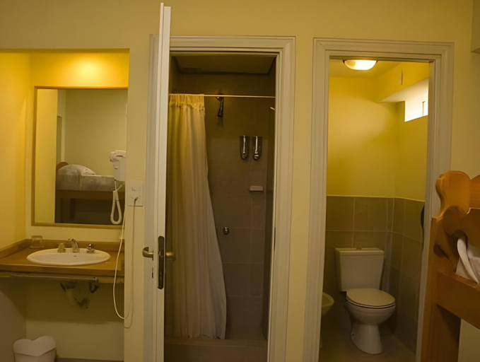Bathroom 4, Del Glaciar Libertador Hotel, Lago Argentino