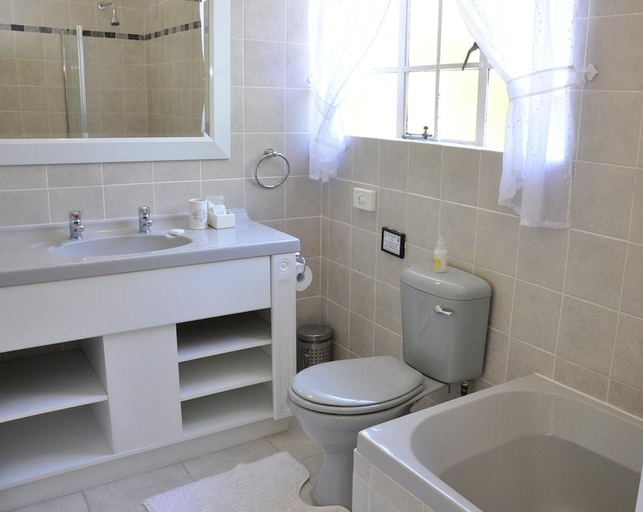 Bathroom 4, Birds of Paradise B&B, Uthungulu