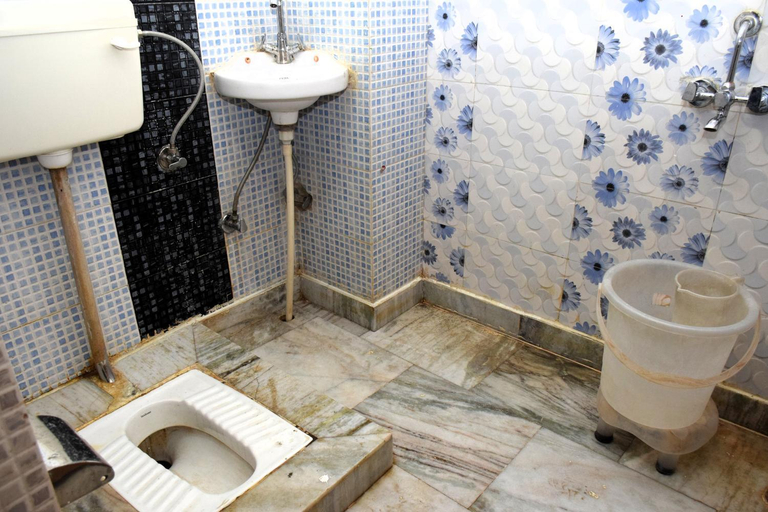 Bathroom 3, AAA Continental, Reasi