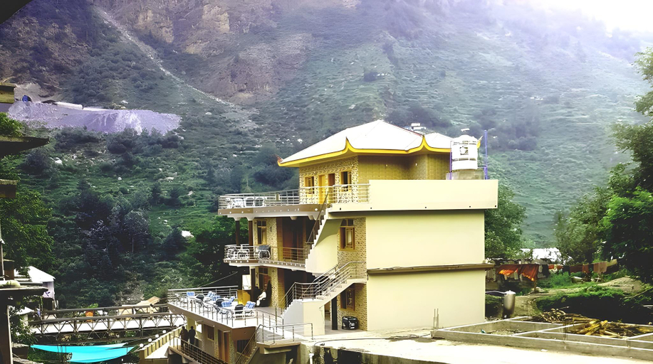 Exterior & Views
