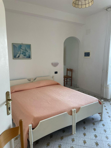 Others 2, Casa La Perla, Napoli