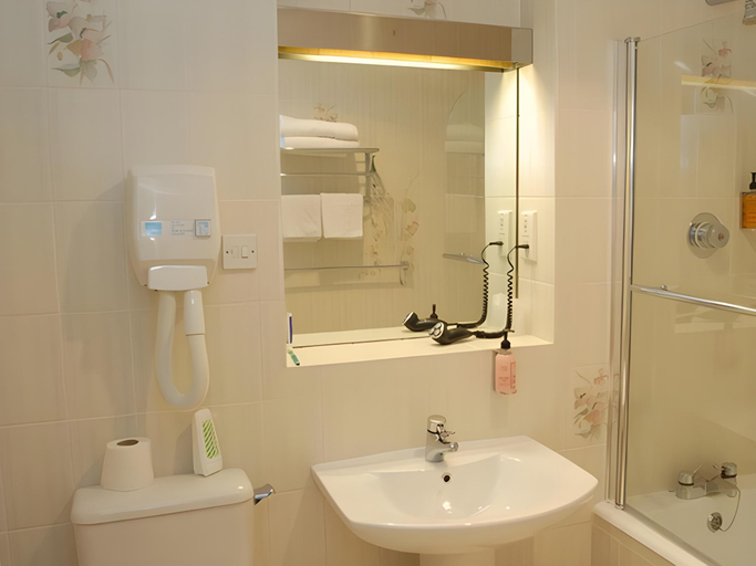 Bathroom 3, Gatwick Cambridge Hotel, Surrey