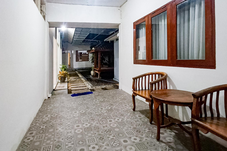 Public Area 3, RedDoorz @ RRR Guesthouse Mataram, Lombok