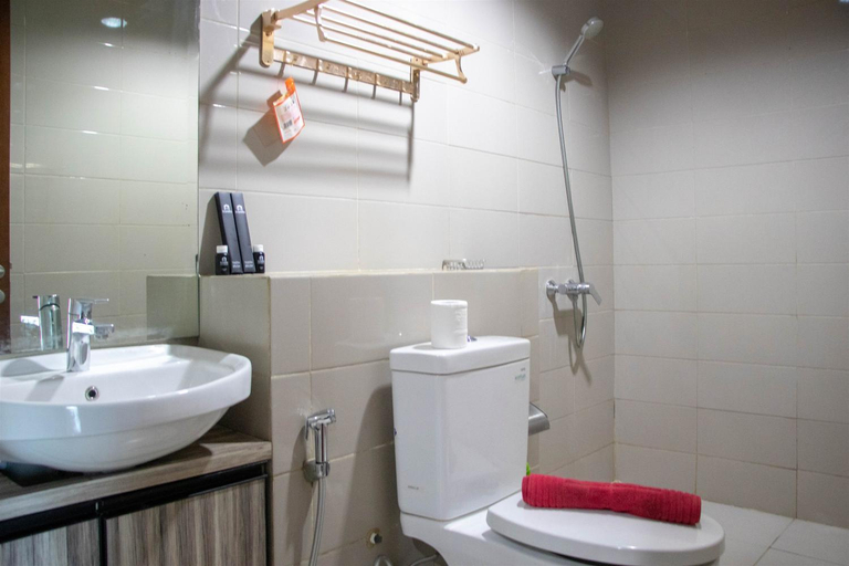 Bathroom 5, Elegant Comfy 2BR Springhill Terrace By Travelio, Central Jakarta