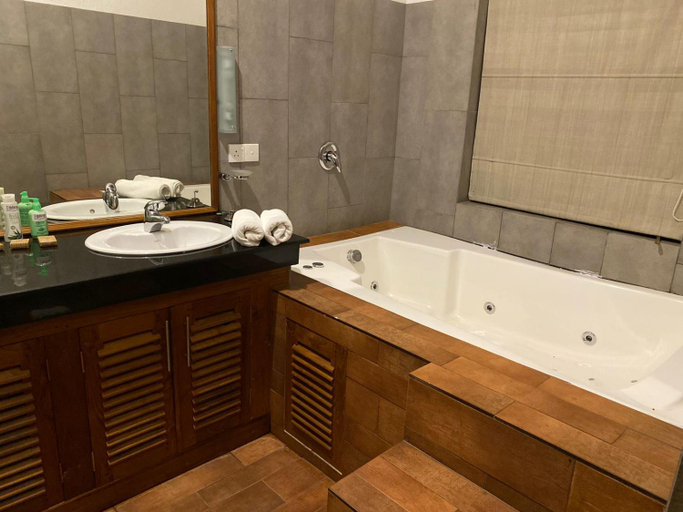 Bathroom, Tibline by Gotravelfix, Medadumbara