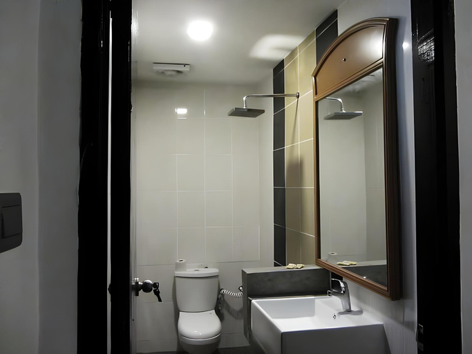 Bathroom 3, Mulu Benarat Lodge, Marudi