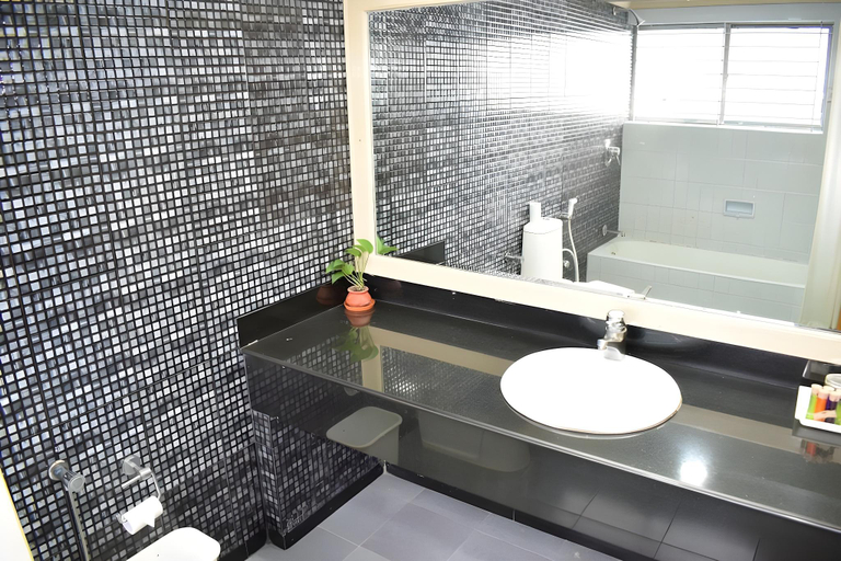 Bathroom 4, Abad Fort, Ernakulam