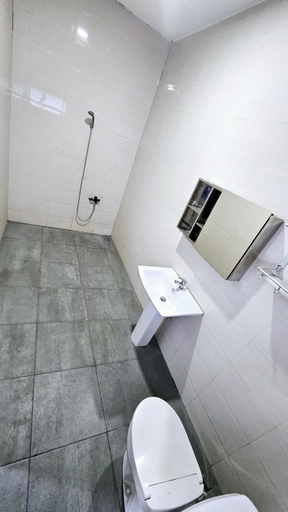 Bathroom 3, New Tiga Intan Hotel, Bandung