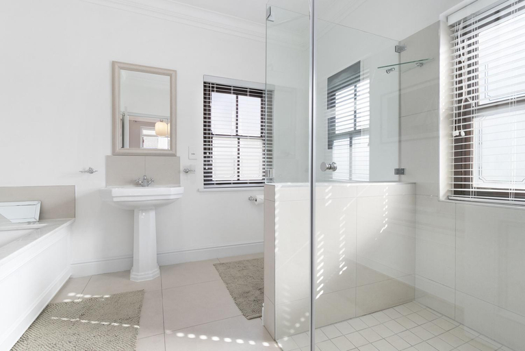 Bathroom 4, Winelands Golf Lodges 33, Cape Winelands
