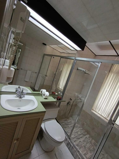 Bathroom 3, Hotel California Pacho, Pacho