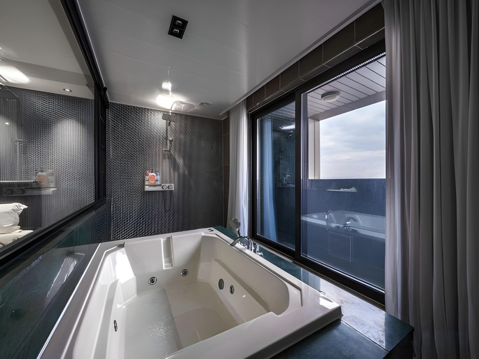 Bathroom 3, sky & sea hotel, Jung