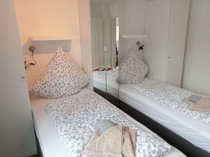 Bedroom 2, Ferienhaus am Binnenhafen, Emden