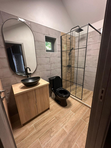 Bathroom 3, Alma Lake, Francesti
