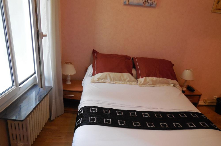 Bedroom 3, Hotel le Petit Chateau (ex hotel des amis), Hauts-de-Seine