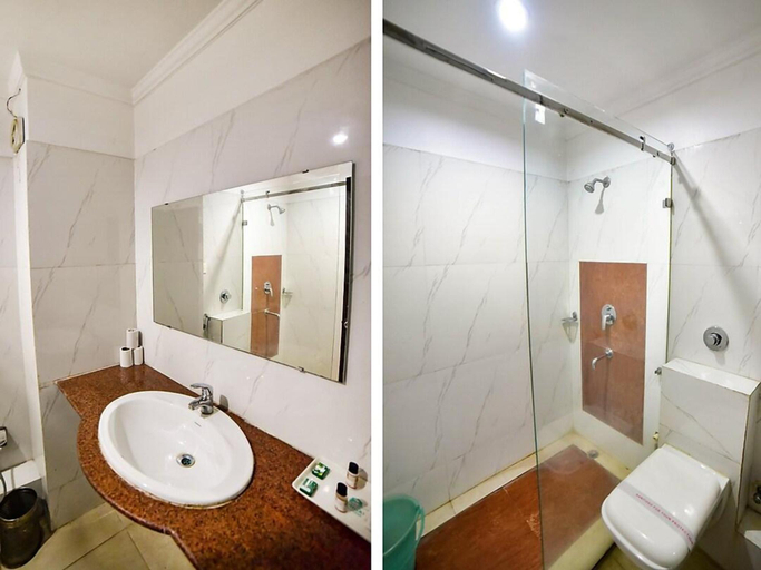 Bathroom 4, Hotel Bodhgaya Gautam, Gaya