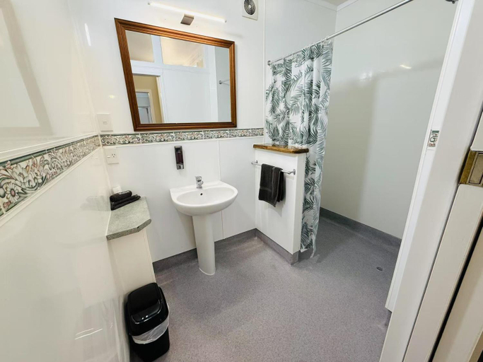 Bathroom 3, Colonial City Motel, Hamilton