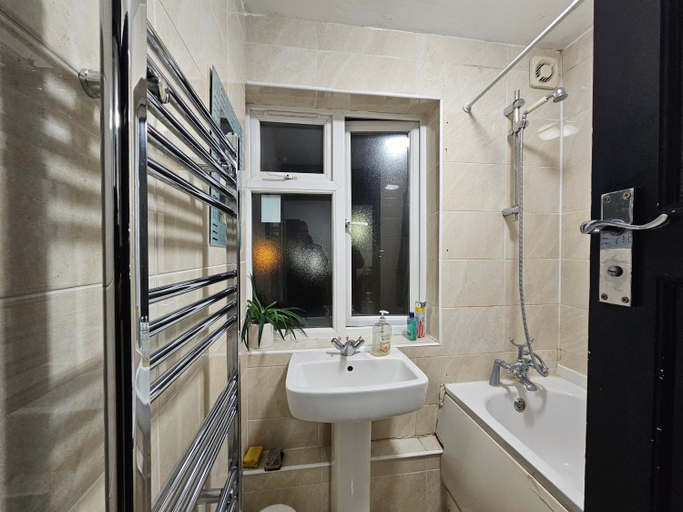 Bathroom 4, Rooms Near Canary wharf, London