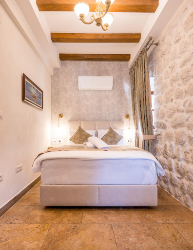 Bedroom 2, Conte Hotel & Restaurant