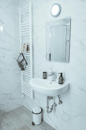 Bathroom 2, Apartma Frigidum, Vipava