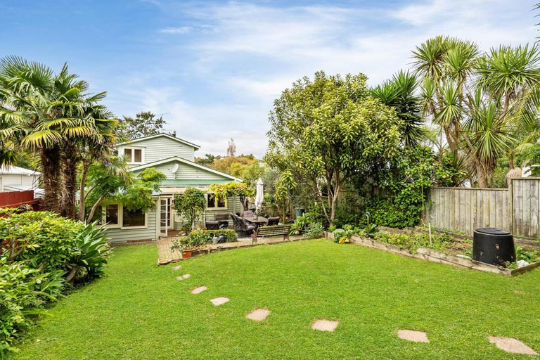 Others 4, standen home stay, Waitakere