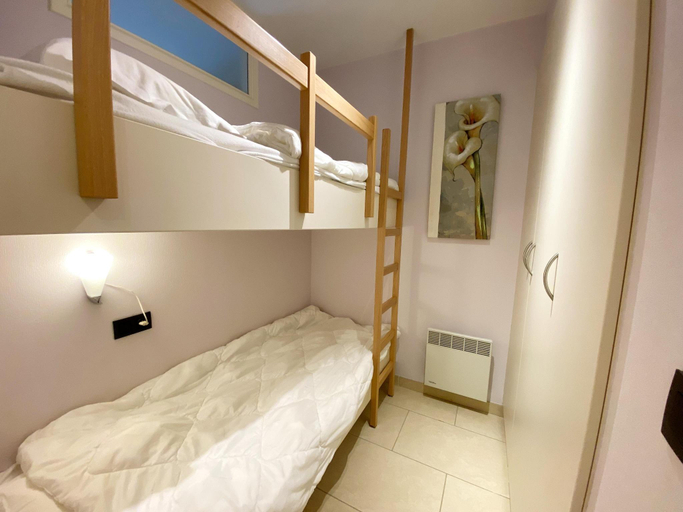 Bedroom 2, Apartment in Nieuwpoort by the Sea, West-Vlaanderen