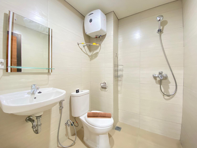 Bathroom 4, Modern & Cozy 2BR at Gateway Pasteur By Travelio, Bandung