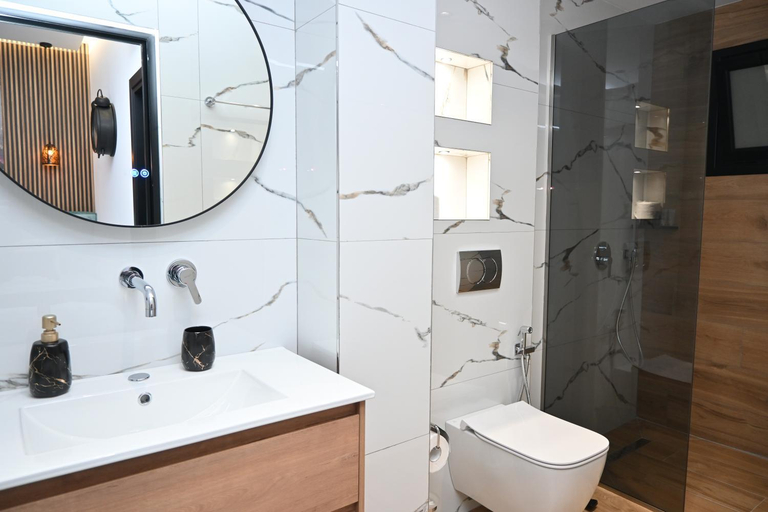 Bathroom 3, Vila La Familia, Sarandës