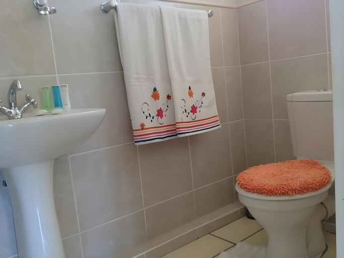 Bathroom 2, King Palm Self-Catering Suite, eThekwini