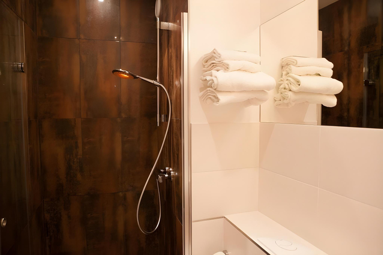 Bathroom 4, Hotel Gabriel, Manche