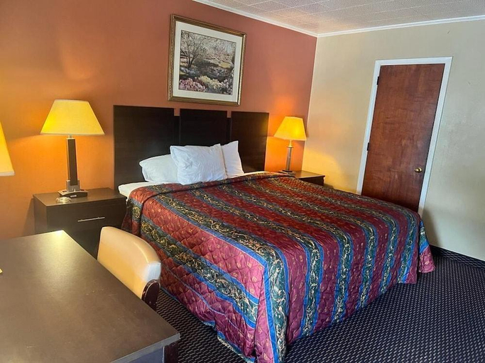Bedroom 3, Budget Host Inn, Berks