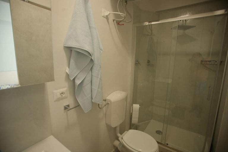 Bathroom 3, Al mare, Macerata