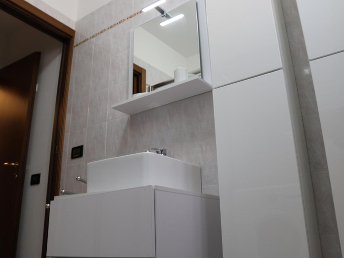 Bathroom 4, Apartment in Lazise with Lake View Balcony, Verona