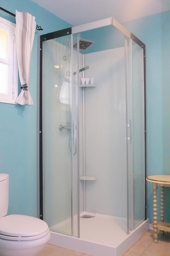 Bathroom 1, Le Douitel, Manche