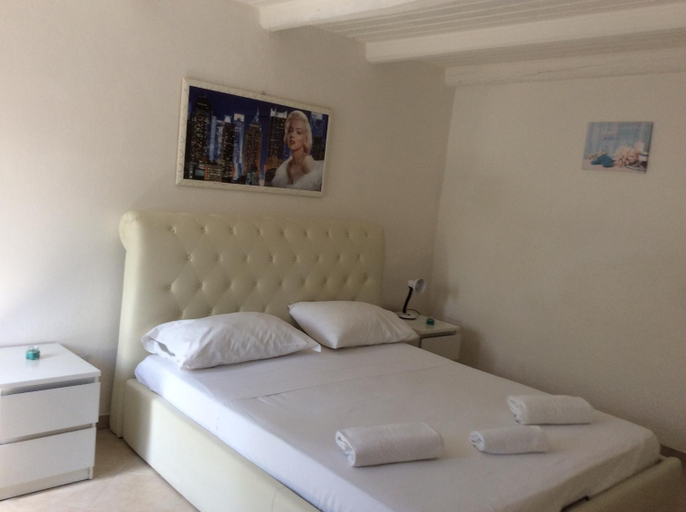 Others 5, Residence rosa blu, Salerno