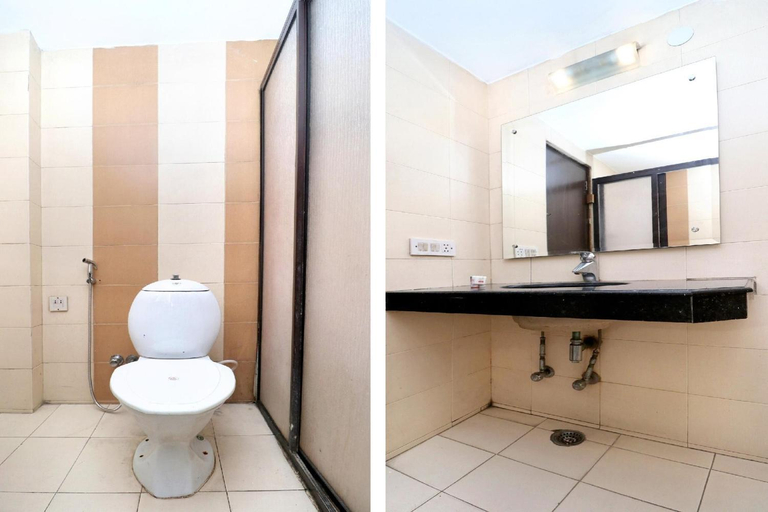 Bathroom 4, Hotel The Taksonz - Opposite Railway Station, Ludhiana