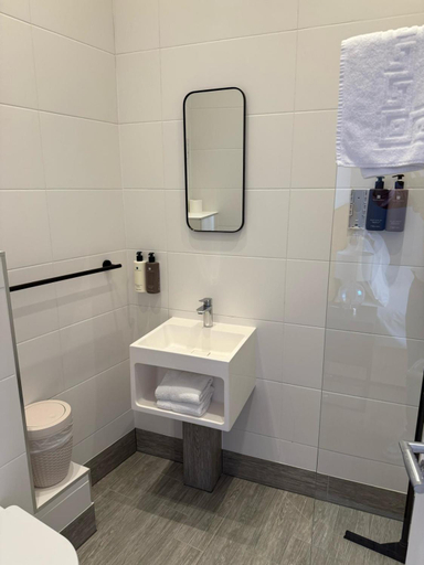 Bathroom 4, Leicester Square Studios, London