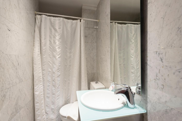 Bathroom 3, Classic executive Bonanova Apartment, Barcelona