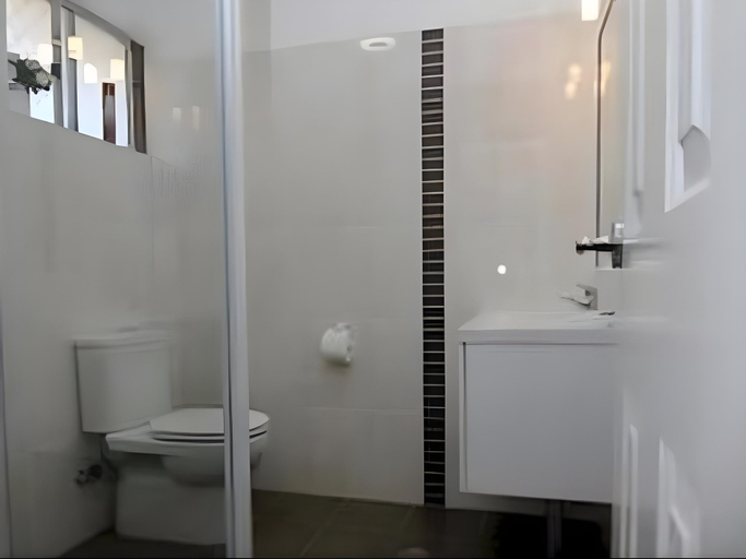 Bathroom 4, Country Leisure Motor Inn, Dubbo - Pt A