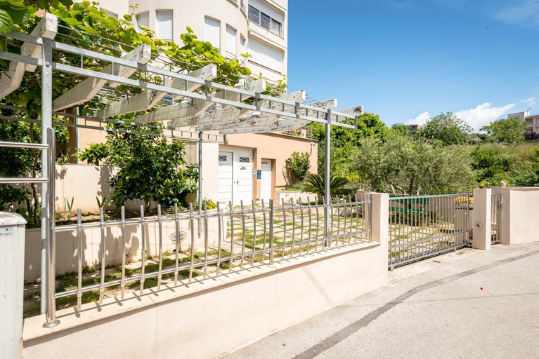 Others 5, A Comfortable apt w Balcony, 4 min Walk to Beach, Split