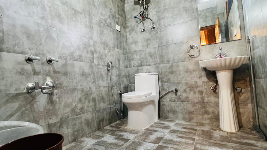Bathroom 1, Sana cottage - Affordable Luxury Stay in Manali, Kullu